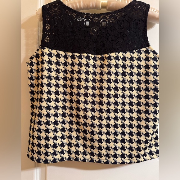 Black and Cream Sleeveless Women’s Blouse With Lace Details Size Large - Picture 3 of 5